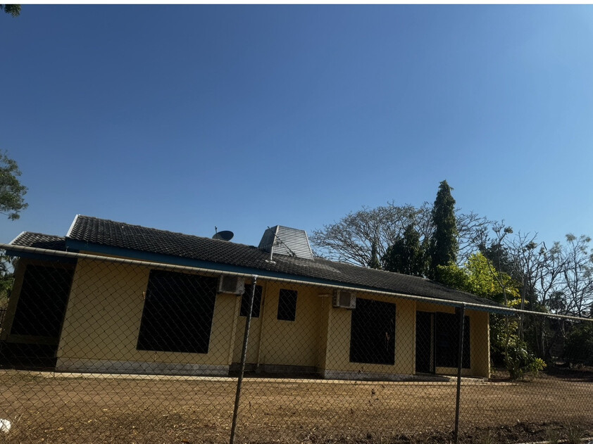 3 bedroom house on 841 square metre block.
