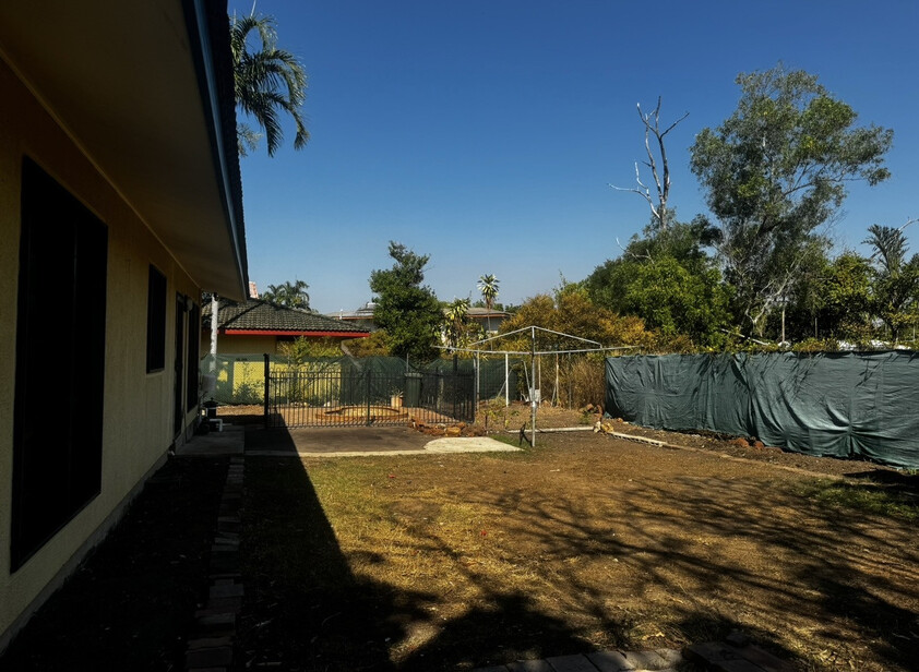 3 bedroom house on 841 square metre block.