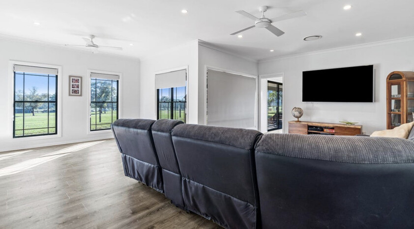 Stunning horse property 8mins from town.