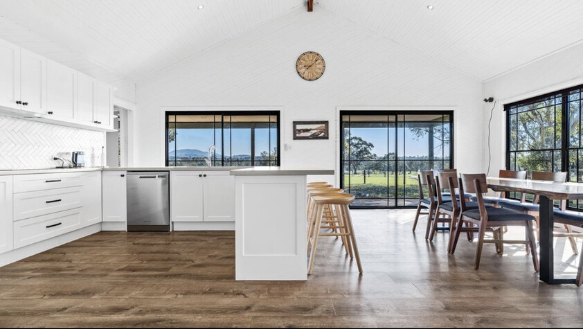 Stunning horse property 8mins from town.