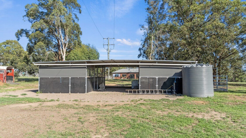 Stunning horse property 8mins from town.