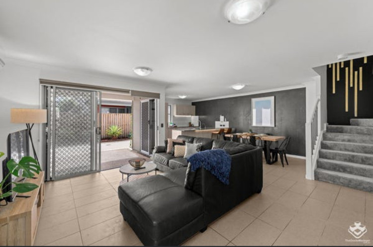 Stylish & spacious townhouse with 4 split air conditioners
