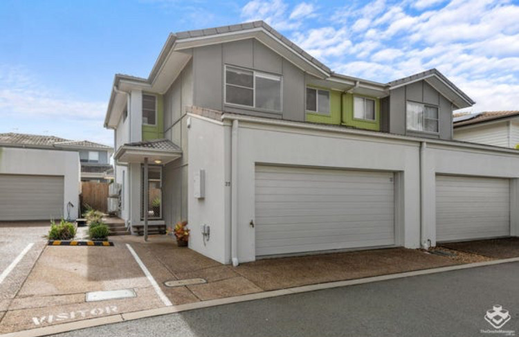Stylish & spacious townhouse with 4 split air conditioners