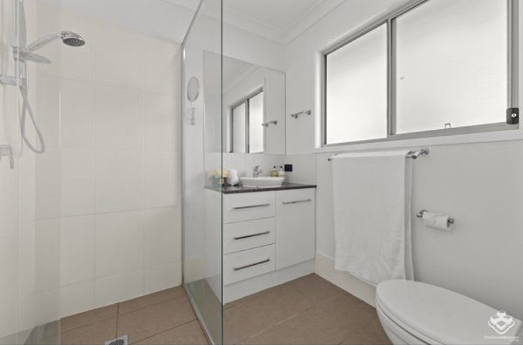 Stylish & spacious townhouse with 4 split air conditioners
