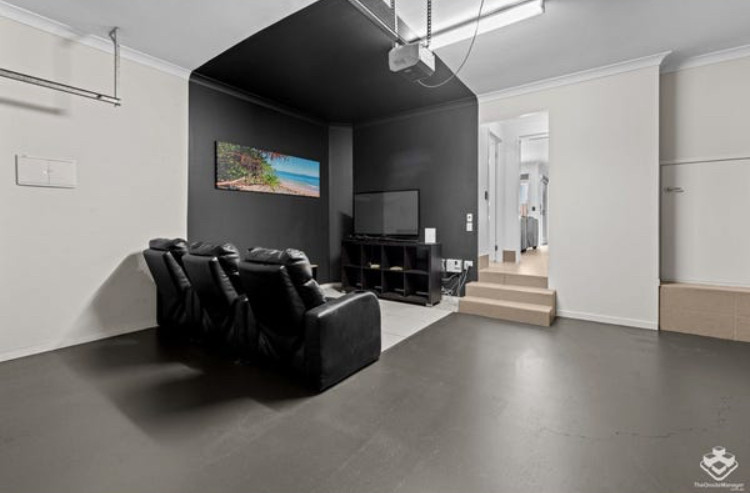 Stylish & spacious townhouse with 4 split air conditioners