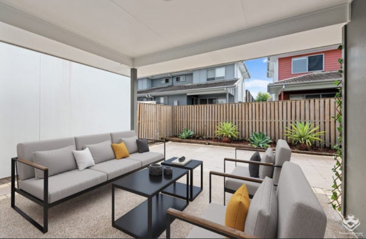 Stylish & spacious townhouse with 4 split air conditioners