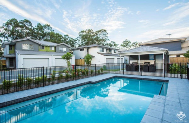 Stylish & spacious townhouse with 4 split air conditioners