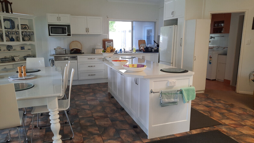 Spacious Tropical 6 Bedroom, High Commercial Garage, Dual Living & Income Potential, 1,314m² | $898,000 Asking Price