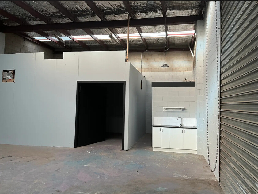 THOMASTOWN FACTORY / WAREHOUSE - STAND ALONE - PRIME LOCATION