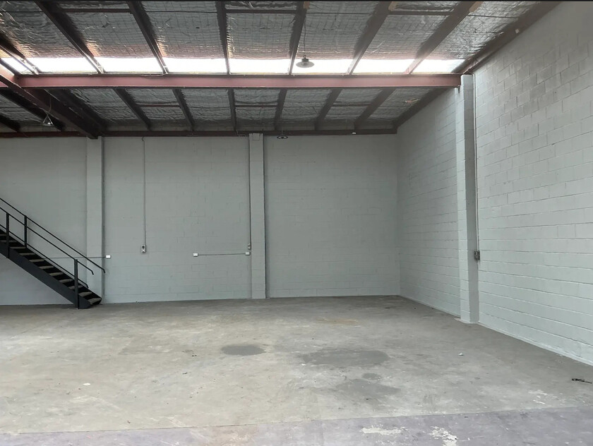 THOMASTOWN FACTORY / WAREHOUSE - STAND ALONE - PRIME LOCATION