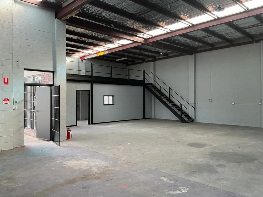 THOMASTOWN FACTORY / WAREHOUSE - STAND ALONE - PRIME LOCATION