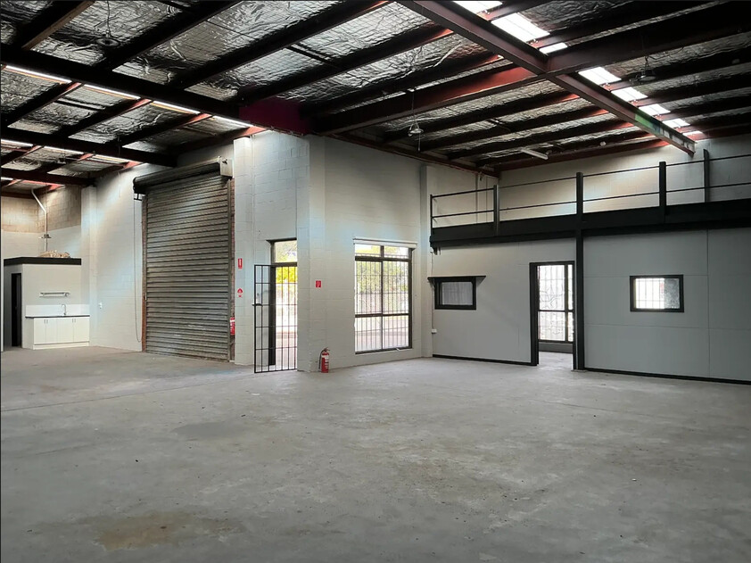 THOMASTOWN FACTORY / WAREHOUSE - STAND ALONE - PRIME LOCATION