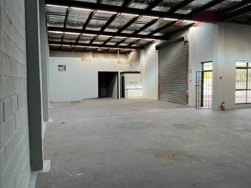 THOMASTOWN FACTORY / WAREHOUSE - STAND ALONE - PRIME LOCATION