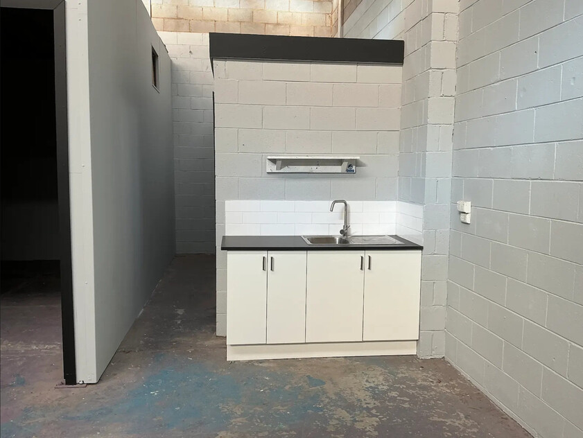THOMASTOWN FACTORY / WAREHOUSE - STAND ALONE - PRIME LOCATION