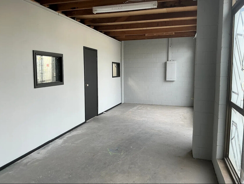 THOMASTOWN FACTORY / WAREHOUSE - STAND ALONE - PRIME LOCATION