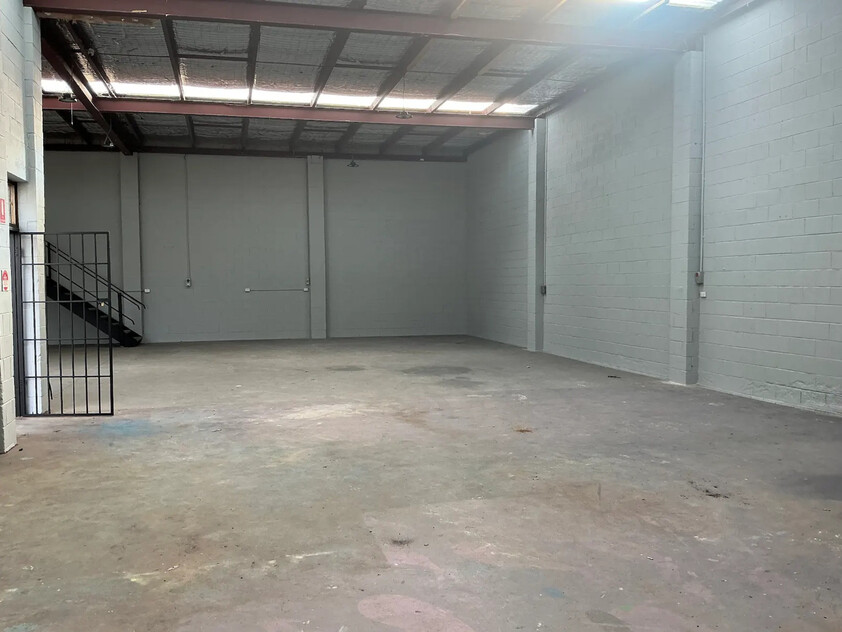 THOMASTOWN FACTORY / WAREHOUSE - STAND ALONE - PRIME LOCATION