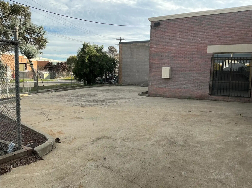 THOMASTOWN FACTORY / WAREHOUSE - STAND ALONE - PRIME LOCATION