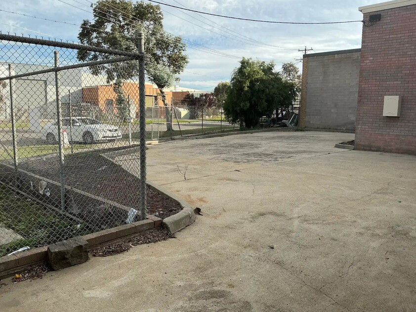 THOMASTOWN FACTORY / WAREHOUSE - STAND ALONE - PRIME LOCATION
