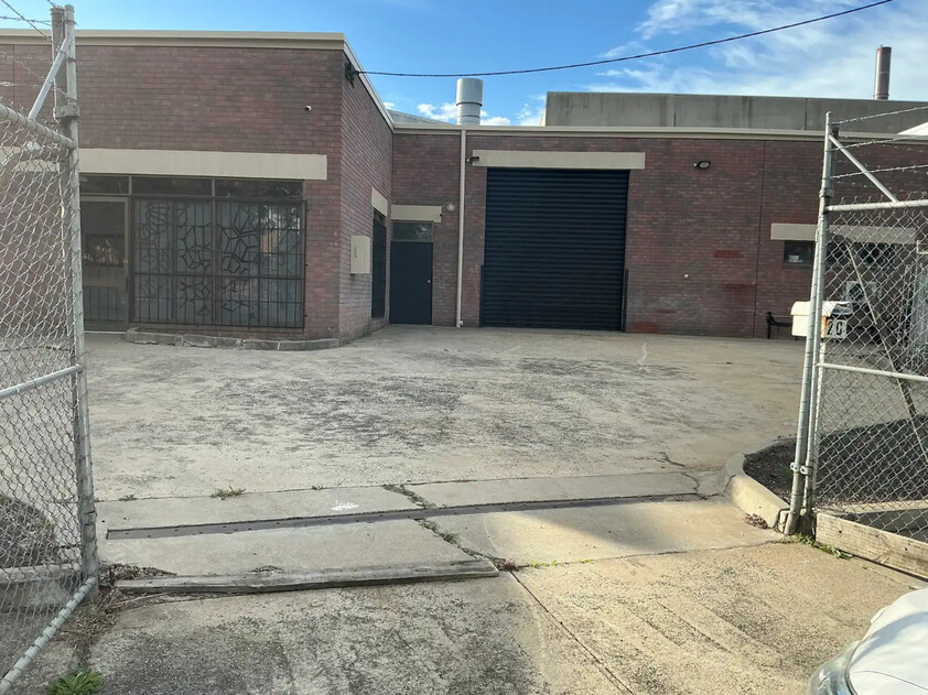 THOMASTOWN FACTORY / WAREHOUSE - STAND ALONE - PRIME LOCATION