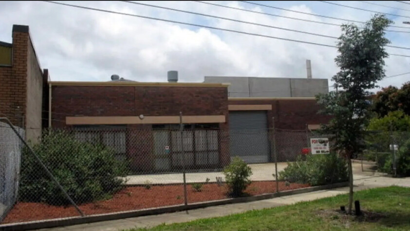 THOMASTOWN FACTORY / WAREHOUSE - STAND ALONE - PRIME LOCATION