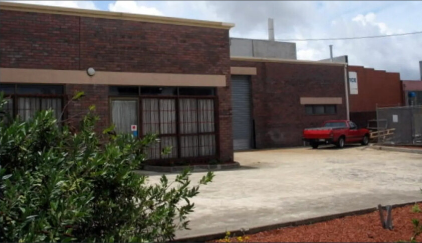 THOMASTOWN FACTORY / WAREHOUSE - STAND ALONE - PRIME LOCATION