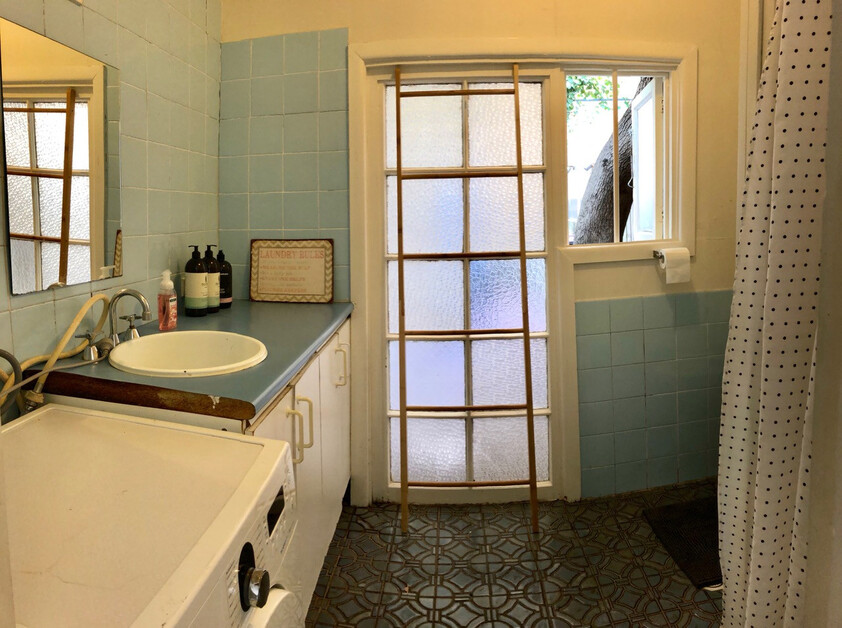 Beautifully Presented Newtown Terrace with Private Courtyard & Air Conditioning