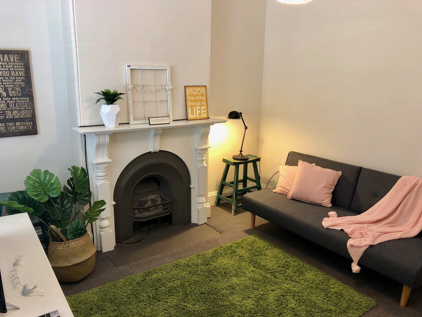 Beautifully Presented Newtown Terrace with Private Courtyard & Air Conditioning