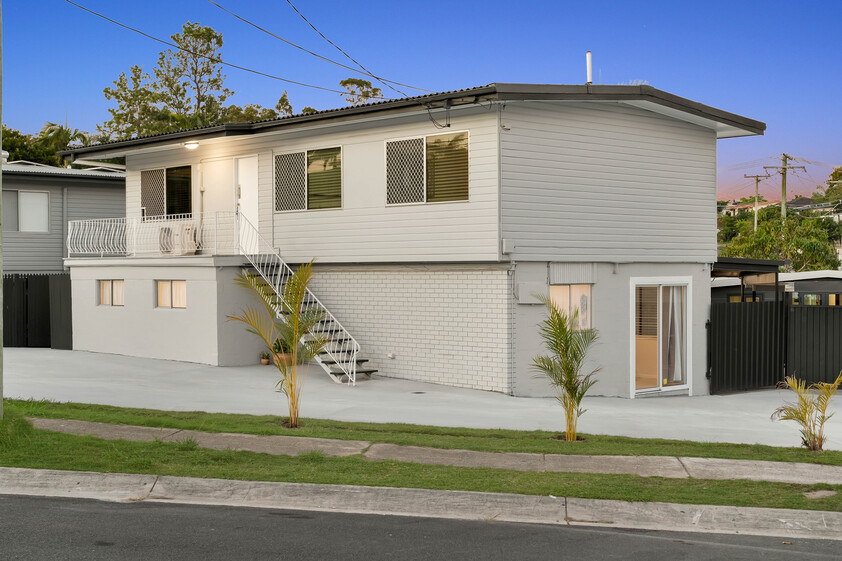 Massive 9-Bedroom Dual-Living Opportunity Multiple Families or High-Yield Investment in Central Logan