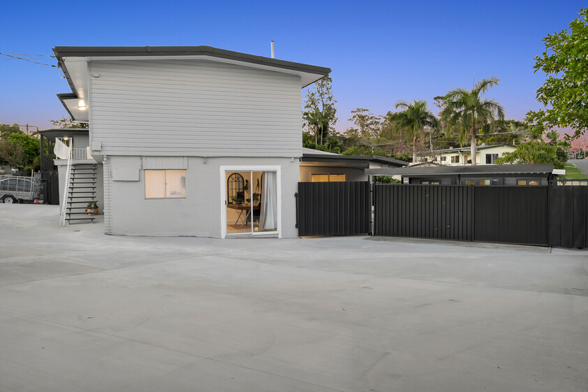 Massive 9-Bedroom Dual-Living Opportunity Multiple Families or High-Yield Investment in Central Logan