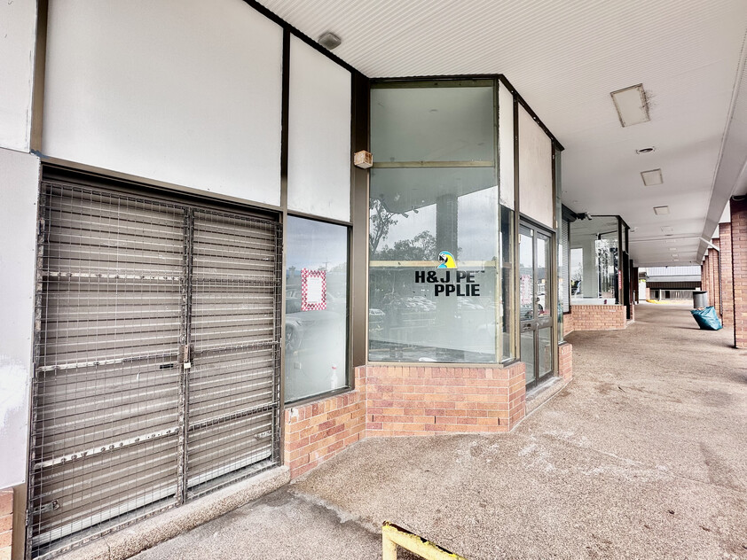Rare Opportunity Busy shopping complex available for lease