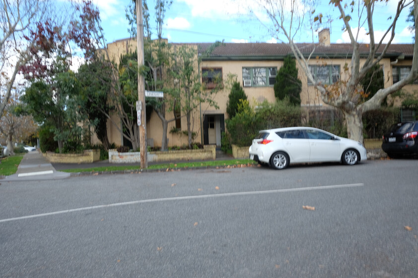 2 bedroom spacious flat with 2 reception rooms