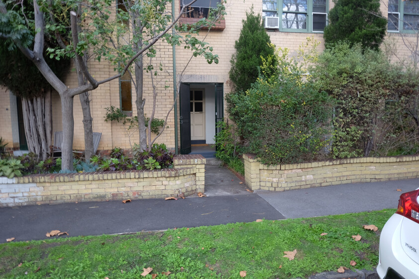 2 bedroom spacious flat with 2 reception rooms
