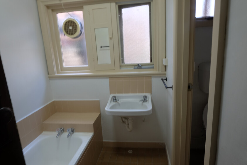 2 bedroom spacious flat with 2 reception rooms