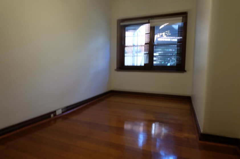 2 bedroom spacious flat with 2 reception rooms