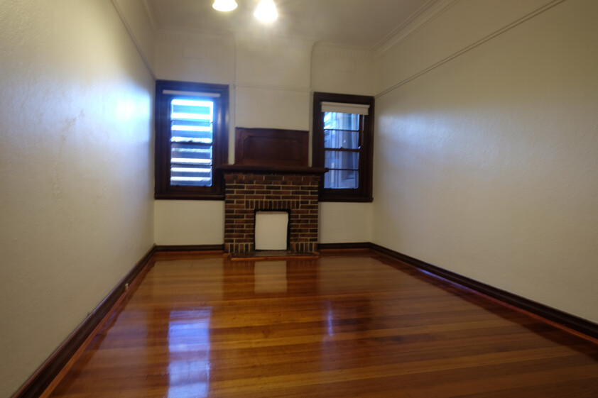 2 bedroom spacious flat with 2 reception rooms