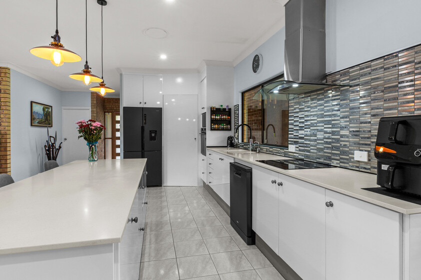 SPACIOUS FAMILY LIVING ON A GRAND 1,345m² RESIDENTIAL BLOCK