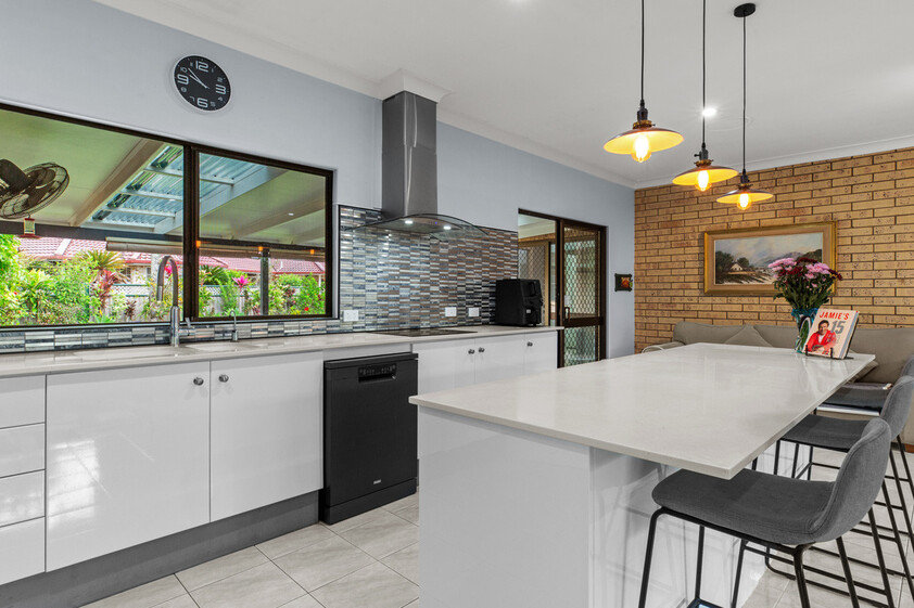 SPACIOUS FAMILY LIVING ON A GRAND 1,345m² RESIDENTIAL BLOCK