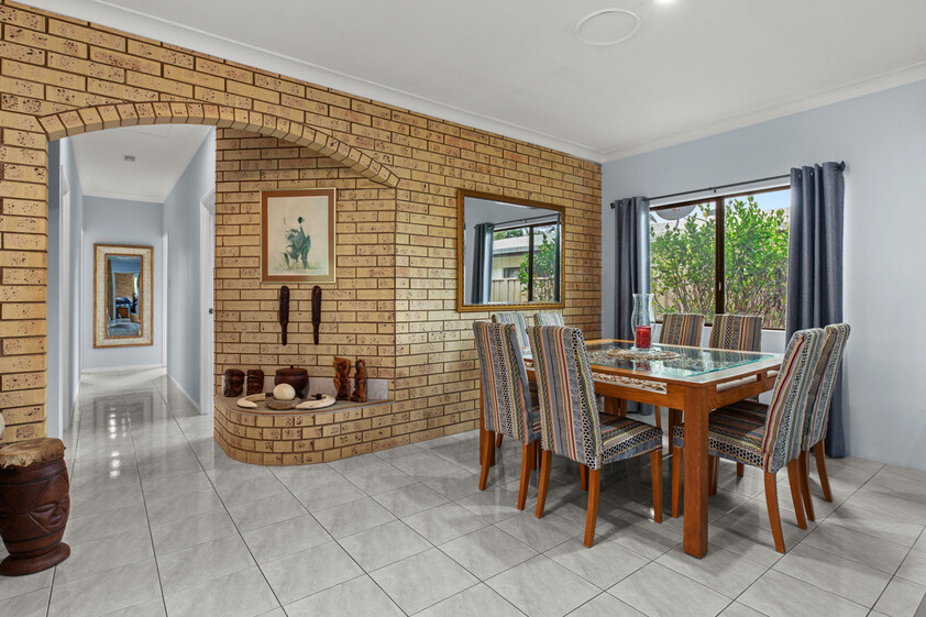 SPACIOUS FAMILY LIVING ON A GRAND 1,345m² RESIDENTIAL BLOCK