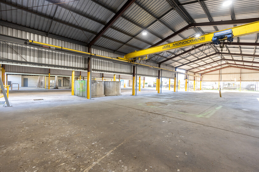 Industrial Facility with 3 Sheds, Overhead Crane & Extensive Hardstand