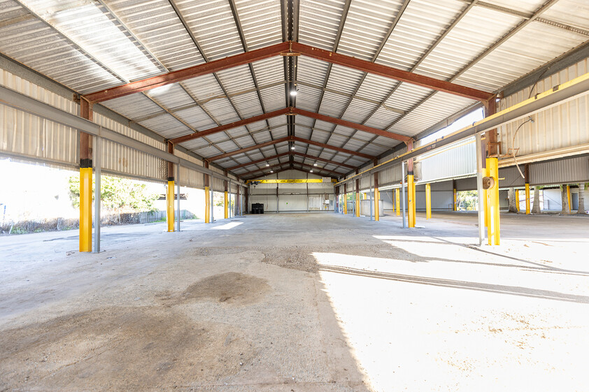 Industrial Facility with 3 Sheds, Overhead Crane & Extensive Hardstand