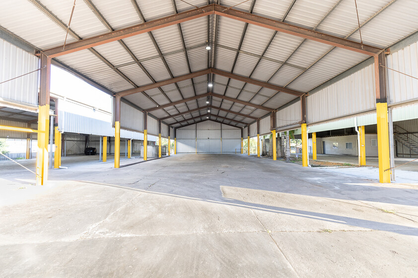 Industrial Facility with 3 Sheds, Overhead Crane & Extensive Hardstand