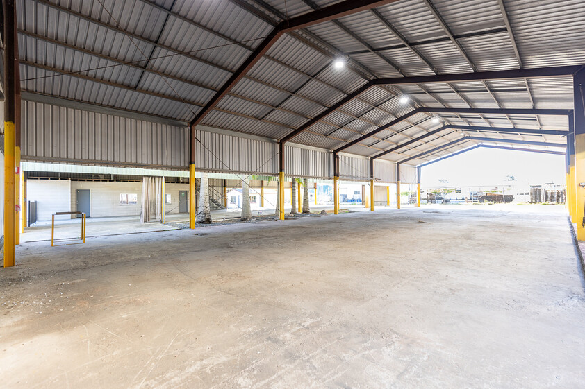 Industrial Facility with 3 Sheds, Overhead Crane & Extensive Hardstand