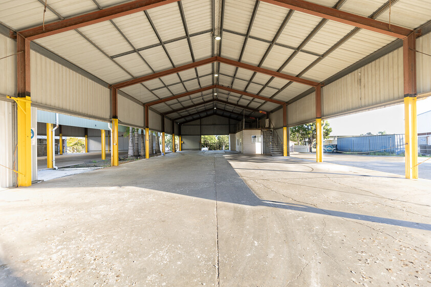 Industrial Facility with 3 Sheds, Overhead Crane & Extensive Hardstand