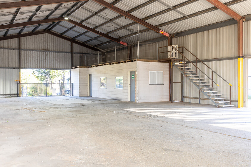 Industrial Facility with 3 Sheds, Overhead Crane & Extensive Hardstand