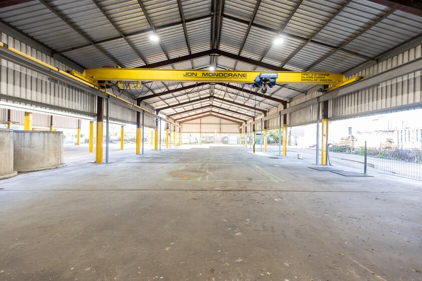 Industrial Facility with 3 Sheds, Overhead Crane & Extensive Hardstand