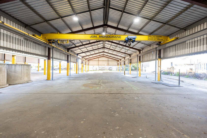 Industrial Facility with 3 Sheds, Overhead Crane & Extensive Hardstand