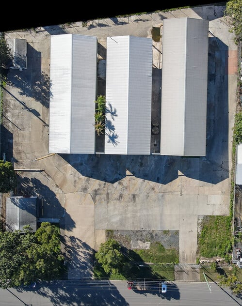 Industrial Facility with 3 Sheds, Overhead Crane & Extensive Hardstand