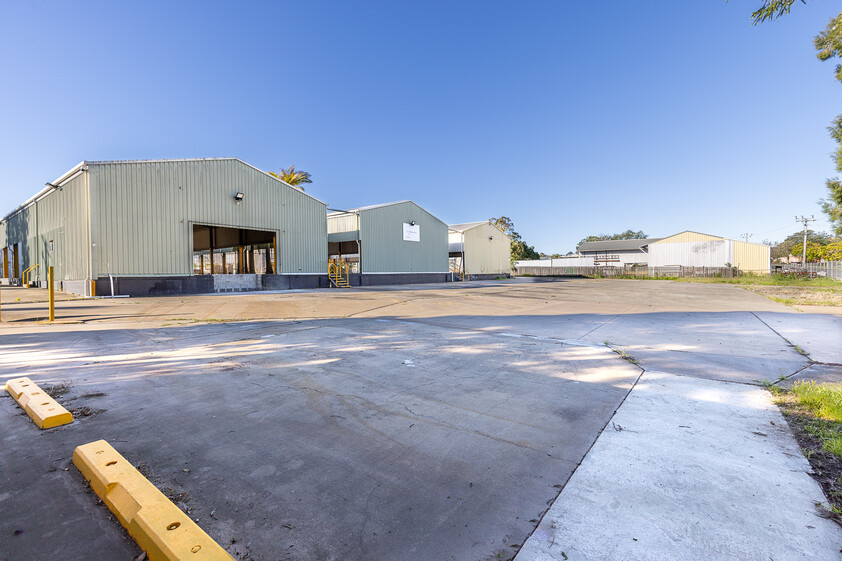 Industrial Facility with 3 Sheds, Overhead Crane & Extensive Hardstand