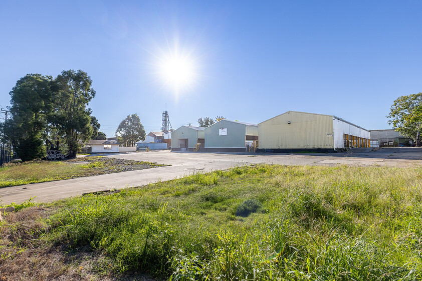 Industrial Facility with 3 Sheds, Overhead Crane & Extensive Hardstand
