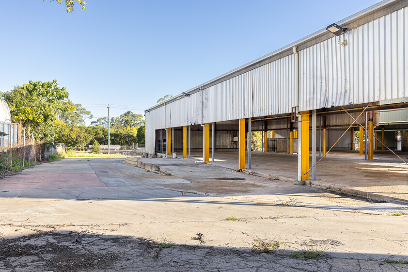 Industrial Facility with 3 Sheds, Overhead Crane & Extensive Hardstand